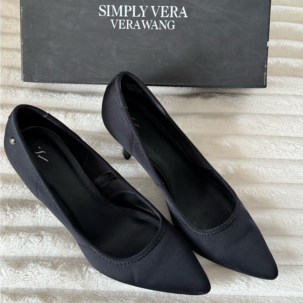 Simply Vera Vera Wang black pumps.